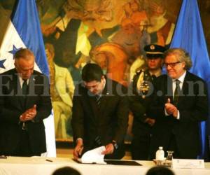 Hernández firma la Ley de Financiamiento de Partidos Políticos en presencia de Oliva y Almagro (Foto: Johny Magallanes/ El Heraldo Honduras/ Noticias de Honduras)