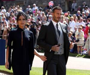 David y Victoria Beckham posando para las fotos del recuerdo.