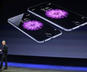 El CEO de Apple, Tim Cook, habla sobre el iPhone 6 y el iPhone 6 Plus durante un evento de Apple en San Francisco. Apple se disculpa por ralentizar en secreto los iPhones más antiguos, lo que dice que era necesario para evitar paradas inesperadas relacionadas con la fatiga de la batería. Agencia AP.