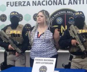 La supuesta pandillera Reina Fabiola Salinas junto a René Mauricio Martínez, capturados este jueves en Tegucigalpa.