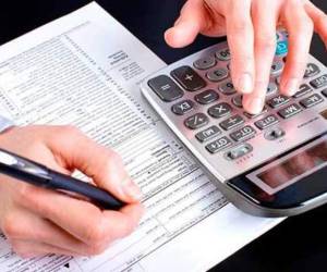 Esta base aplica también a todos los trabajadores independientes y profesionales que prestan servicios sin depender de un patrono.