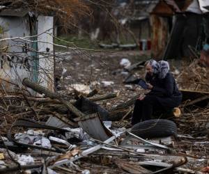 La devastación en la capital ucraniana se puede ver reflejada en los residentes que regresan a la zona que ha sido bombardeada.
