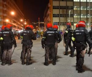 'Podemos confimar el fallecimiento', dijo una portavoz del cuerpo, sin corroborar las informaciones de la prensa española según las cuales el agente de la Ertzaintza, la policía vasca, habría muerto de un infarto sufrido cuando participaba en el operativo de seguridad en los alrededores del estadio San Mamés. Fotos: AFP/EL HERALDO HONDURAS.