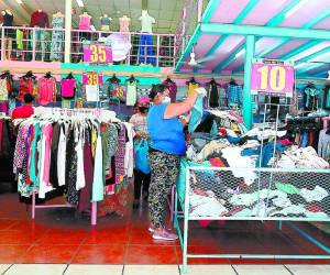 Los clientes ingresan a los establecimientos con sus mascarillas después de pasar por alfombras pediluvios.Foto: Marvin Salgado/ EL HERALDO