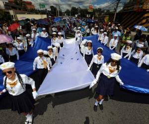 Varios estudiantes del centro educativo Estado de Israel formaron la Bandera Nacional, on tres franjas de tela, dos azules y una blanca con cinco estrellas. Foto: David Romero/ EL HERALDO.