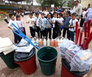 Alumnos de la escuela Ramón Montoya participaron en los operativos de limpieza (Fotos: Alex Pérez).