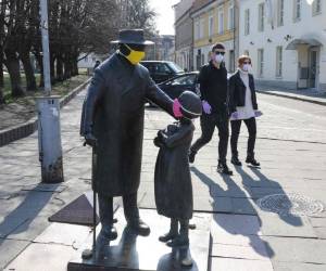 Entre los contagiados están el primer ministro conservador, Boris Johnson, y su ministro de Sanidad, Matt Hancock, mientras que el ministro encargado de Escocia, Alister Jack, se ha aislado durante siete días al presentar síntomas similares a los del covid-19, sin haberse sometido por ahora al test. Foto: AFP
