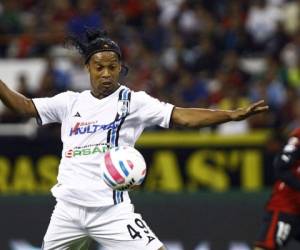 Ronaldinho se marchó con derrota del Estadio Jalisco. / AFP
