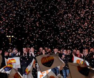 La candidata del partido de centro derecha Ciudadanos (Ciudadanos) Ines Arrimadas (C) y el resto de los candidatos y miembros del partido celebran sus resultados de las encuestas en las elecciones regionales catalanas en Barcelona el 21 de diciembre de 2017. Los separatistas catalanes ganaron hoy una crucial encuesta rápida, profundizando su región en la incertidumbre después de una oferta de independencia fallida sacudió Europa y desencadenó la peor crisis política de España en décadas, aunque Ciudadanos antiindependiente obtuvo el mejor resultado individual, mostró un conteo parcial. (AFP)