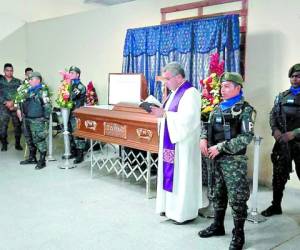Los restos de Ariel Felipe Salaz Cardoza fueron velados en el Tercer Batallón de la Policía Militar de Chamelecón.