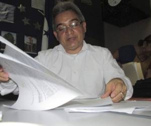 Alexander Velásquez, director Departamental de Educación, muestra una serie de documentos presentados al Ministerio Público.