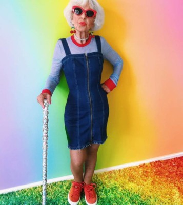 Abuelita de 69 años rompe internet con su peculiar y colorida forma de vestir