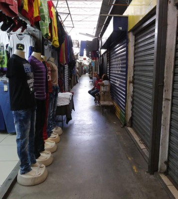 Vendedores abandonan puestos para invadir las calles y avenidas