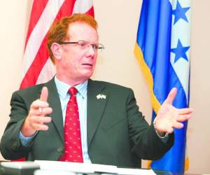 Nealon durante la conversación con los periodistas.