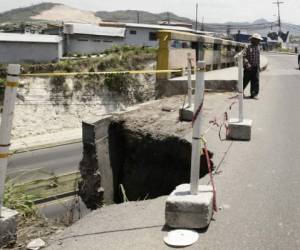 El hueco representaba un peligro para las personas que circulan por la zona, en especial para los niños y personas no videntes, pues queda al final del puente.