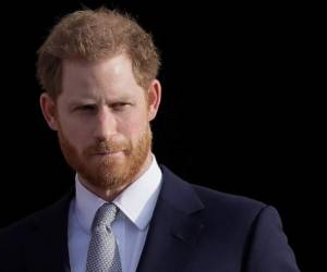 En esta fotografía del 16 de enero de 2020, el príncipe Harry de Gran Bretaña llega a los Jardines del palacio de Buckingham en Londres.