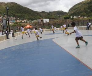 Los estudiantes del CEB Álvaro Contreras realizaron un torneo de fútbol para inaugurar el nuevo espacio de entretenimiento. Fotos: Alex Pérez/EL HERALDO.