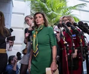 La presidenta de la Cámara de Representantes, Nancy Pelosi, abandona una reunión de la Cámara Democrática de la Cámara en el Capitolio de los Estados Unidos el 14 de enero de 2020 en Washington, DC.