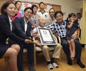 Tres de sus siete hijos, dos de sus nueve nietos y una bisnieta asistieron a la ceremonia en un hogar de ancianos, donde le entregaron un reconocimiento.