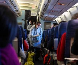 Cuando el avión tocó tierra las autoridades informaron que les pidieron a los pasajeros que se aislaran de forma voluntaria durante tres días.