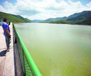 El nivel de La Concepción (74.5) ha devuelto la esperanza a los capitalinos de recibir un servicio de agua que les permita desarrollar sus actividades diarias y mantener una buena higiene en plena pandemia. Foto: Emilio Flores/EL HERALDO.