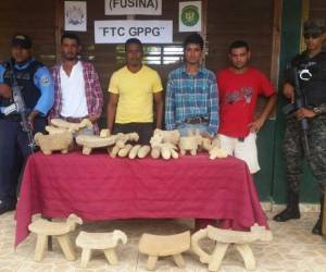 Los sujetos llevaban ocultos los objetos en ropa y se transportaban en una lancha. Fueron detenidos en la comunidad de Palacios, en el municipio de Juan Francisco Bulnes.