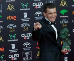 Antonio Banderas posa tras ganar el premio Goya al mejor actor protagonista por su trabajo en 'Dolor y gloria', la madrugada del domingo 26 de enero del 2020 en Málaga, España.