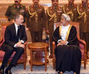 El nuevo sultán Haitham bin Tariq recibiendo al rey Felipe VI de España en la capital, Muscat, el 14 de enero de 2020.