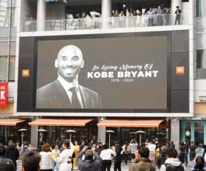 El exjugador de la NBA Kobe Bryant es recordado fuera de la 62 entrega anual de los Premios Grammy en el Staples Center el 26 de enero de 2020 en Los Ángeles, California.
