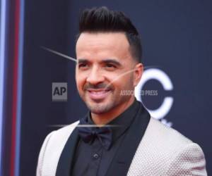 Luis Fonsi llega a la ceremonia de los Premios Billboard en el MGM Grand Garden Arena en Las Vegas, el domingo 20 de mayo del 2018.