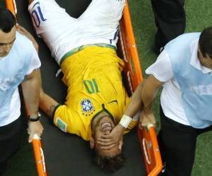 Neymar salió llorando del partido ante Colombia. (AFP)