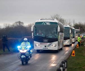 Ciudadanos de Wuhan son evacuados por las autoridades ante el mortal coronavirus.