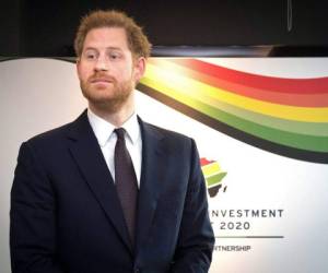 El príncipe Harry, duque de Sussex, de Gran Bretaña, reacciona mientras espera a saludar a un invitado durante la Cumbre de Inversión Reino Unido-África en Londres el 20 de enero de 2020.