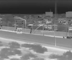 Esta imagen de vídeo facilitada por la Patrulla Fronteriza del sector Yuma muestra un grupo numeroso de centroamericanos dejados en la frontera de México con Estados Unidos, al este del Puerto de Ingreso San Luis en Yuma, Arizona, el viernes 19 de octubre de 2018.