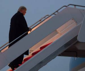 El presidente de los Estados Unidos, Donald Trump, aborda el Air Force One antes de la partida de la Base Conjunta Andrews en Maryland, el 14 de enero de 2020, mientras viaja para celebrar una concentración de la campaña 'Keep America Great' en Milwaukee, Wisconsin.