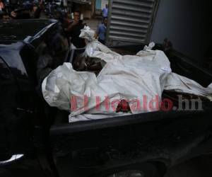 Momento en que los seis cadáveres son ingresados a la morgue capitalina. Foto: Marvin Salgado.