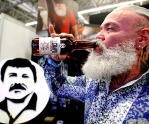 El narcotraficante mexicano Joaquín 'Chapo' Guzmán cumple cadena perpetua en una cárcel en Estados Unidos, pero en una feria de moda en México su rostro apareció en una cerveza artesanal, el último lanzamiento de la marca 'Chapo 701' de su hija. Fotos: cortesía: AFP.