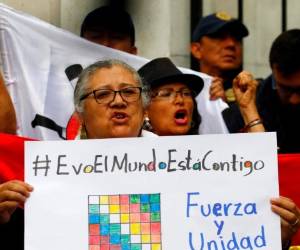 Ciudad de México: personas se manifiestan en apoyo del ex presidente boliviano Evo Morales frente a la embajada boliviana en Ciudad de México, el 11 de noviembre de 2019. México dijo el lunes que otorgó asilo al boliviano Evo Morales, luego de que la partida del presidente izquierdista dejó el sur Nación estadounidense tambaleándose en medio de un vacío de poder. / AFP / CLAUDIO CRUZ