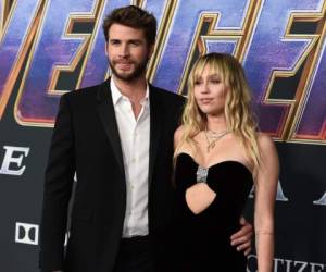 En esta fotografía de archivo del 22 de abril de 2019, Liam Hemsworth, izquierda, y Miley Cyrus llegan al estreno de 'Avengers: Endgame' en Los Angeles.