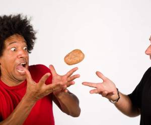 Se tiran la pelota. Los amorales piden integridad, los buenos se cuadran y apoyan molotes.