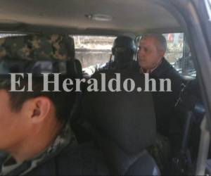 Mario Zelaya custodiado por la Policía Militar a la salida de la audiencia que fue suspendida este miércoles. Foto: Jonhy Magallanes, EL HERALDO