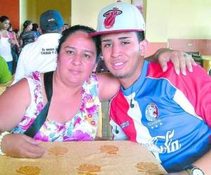 Ana Betty Hernández Paredes junto a su hijo Kevin Solórzano.