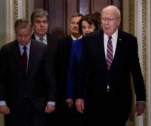 El juez de la Corte Suprema de los EE. UU., John Roberts es escoltado a la Cámara del Senado de los EEUU Por los senadores Lindsey Graham, Roy Blunt, Patrick Leahy y Dianne Feinstein en el Capitolio de los EEUU En Washington, DC, el 16 de enero de 2020.