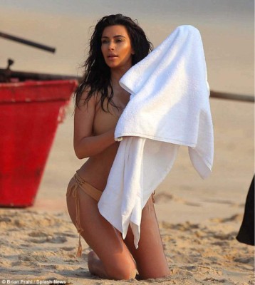 Kim Kardashian modela su trasero en playas de Tailandia