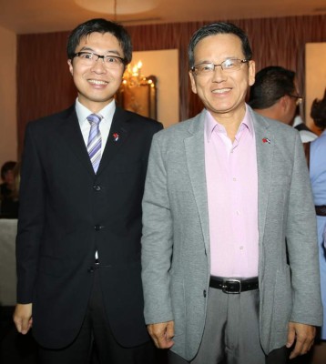 Cena diplomática con aires benéficos