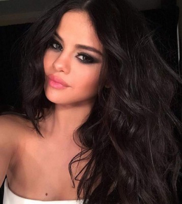 Selena Gomez muy sensual, muestra su cuerpo en bikini
