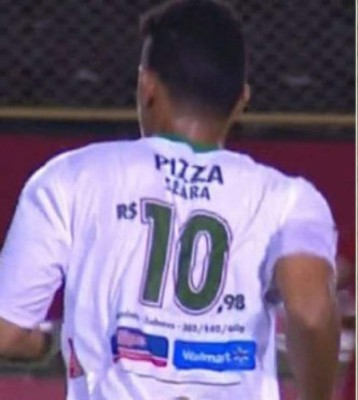 Insólita forma en la que un equipo de fútbol promociona ofertas de supermercado