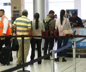 Los compatriotas deben de llevar un comprobante de las vacunas a las principales salidas del país. Foto: EL HERALDO