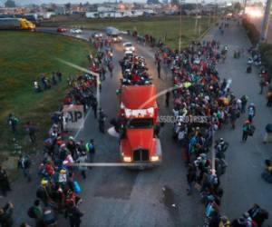 Los 75 transexuales decidieron separarse de la caravana migrante. En esta imagen cientos de centroamericanos piden transporte para seguir en su ruta hacia la frontera.