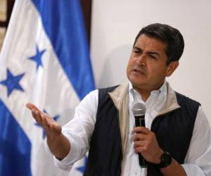 El presidente hondureño, Juan Orlando Hernández, habló con la prensa en Tegucigalpa el 4 de diciembre de 2017 y afirmó que las elecciones del 26 de noviembre transcurrieron sin contratiempos y que condenó la violencia.